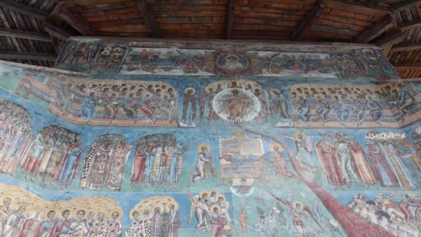 Detalle Murales Paredes Exteriores Azules Del Monasterio Voronet Suceava Rumania — Vídeos de Stock