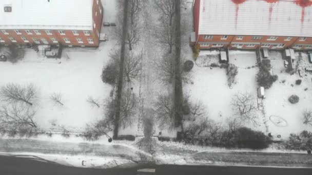 Daken Van Gebouwen Straten Een Koude Bevroren Stad Met Sneeuw — Stockvideo