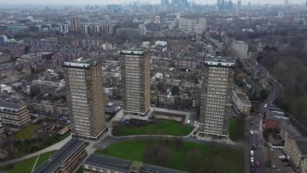 Повітряний Вид Три Житлові Вежі Лондонському Житловому Передмісті Похмурий День — стокове відео