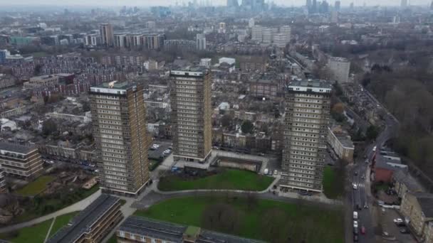 Flygfoto Tre Lägenhetstorn London Bostadsområde Förort Molnig Dag — Stockvideo