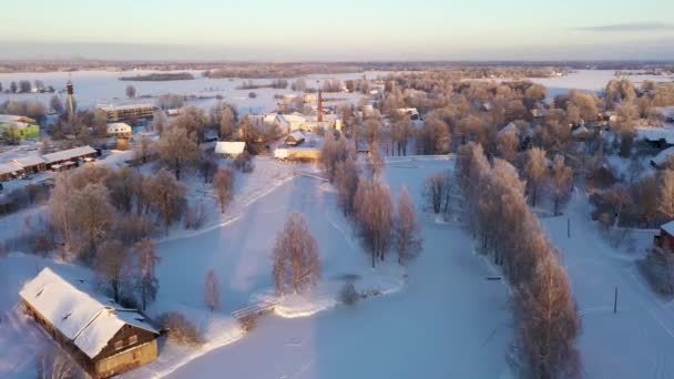 Przytulne Miasteczko Wsi Pokryte Śniegiem Latanie Lotnicze Nad Strzałem — Wideo stockowe