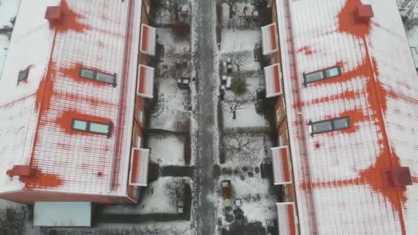 冬に雪で覆われた庭とアパートのブロックの空中トップダウンショットを上昇 Jonsered スウェーデン — ストック動画