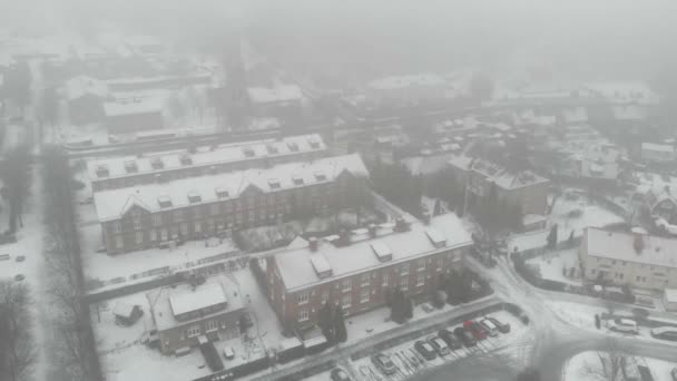 Jonsered Con Edifici Strade Coperte Neve Una Giornata Nebbiosa Aerial — Video Stock