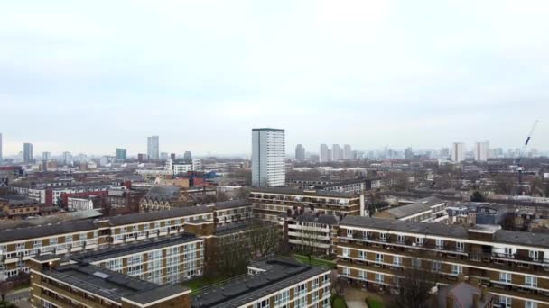 東ロンドン郊外の住宅の上空を飛行ドローンショット — ストック動画