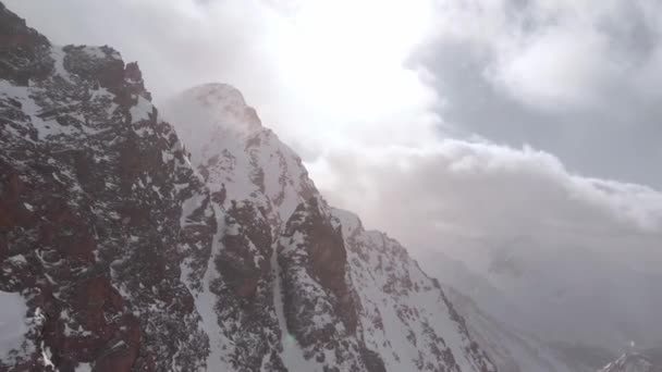 Vista Aérea Del Dron Cerca Una Pared Rocosa Montaña Durante — Vídeos de Stock