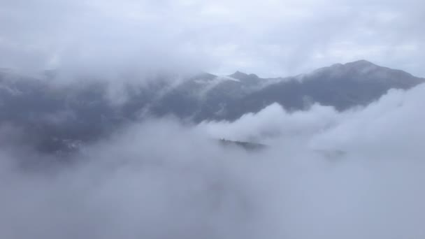 Drone Vliegt Door Wolken Ontdekt Een Bergachtig Landschap Verte — Stockvideo