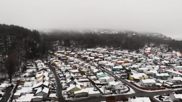Luchtfoto Van Snow Covered Town Met Scandinavische Huizen Een Mistige — Stockvideo