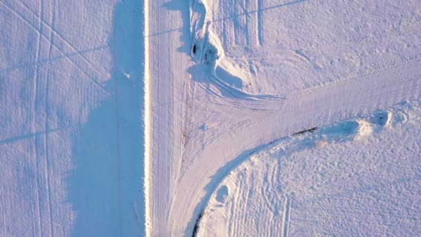 Plattelandsweg Kruising Onder Dikke Sneeuw Laag Antenne Naar Beneden Stijgen — Stockvideo