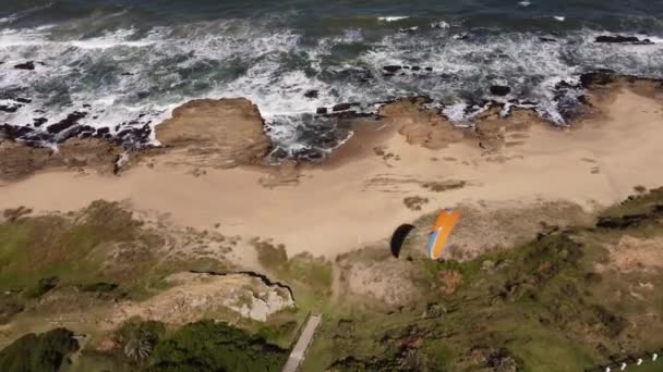 Rastreamento Aéreo Sobrevoo Parapente Sobre Praia Areia Passeio Marítimo Pedrera — Vídeo de Stock