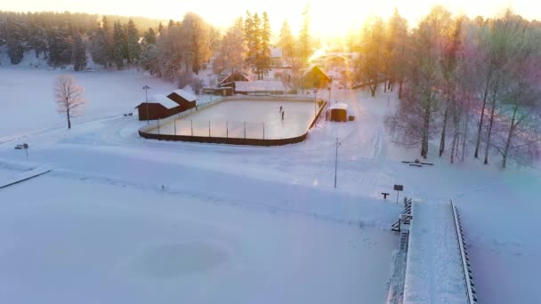 Groep Mensen Schaatsen Hockey Spelen Bevroren Ijs Het Platteland Drone — Stockvideo
