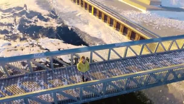 Mujeres Jóvenes Disfrutando Puesta Sol Invierno Puente Pie — Vídeos de Stock