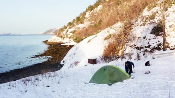 Aerial View Camper Walking His Tent Winter Dalam Bahasa Inggris — Stok Video