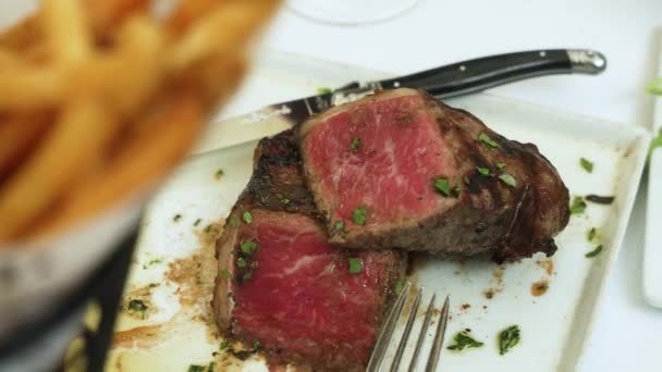 Schöne Details Von Gegrilltem New Yorker Stripsteak Zeitlupe 30P — Stockvideo