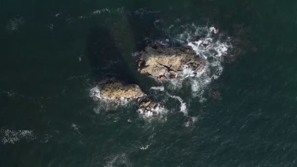 Vista Aérea Olas Chocando Contra Dos Grandes Rocas Playa Manuel — Vídeo de stock