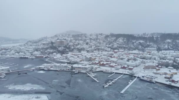 Vista Panorâmica Cidade Krager Coberta Neve Durante Inverno Noruega Drone — Vídeo de Stock