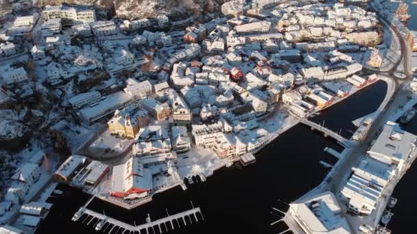 Flug Über Verschneite Häuser Und Gebäude Kragero City Norwegen Drohne — Stockvideo