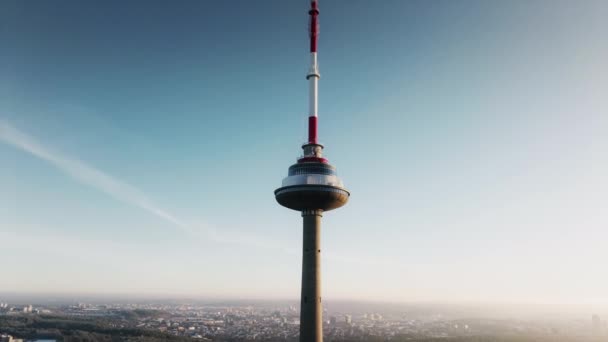 Morgenaufnahme Des Fernsehturms Von Vilnius Litauen Europa Dunstige Atmosphäre Höhenlage — Stockvideo