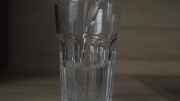 Μεγάλο Ποτήρι Γεμίζει Νερό Και Μαζεύει Χέρι Ενός Άντρα — Αρχείο Βίντεο