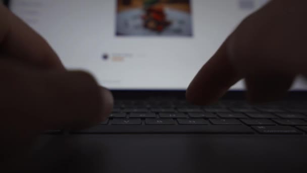 Close Tiro Dos Dedos Homem Digitando Teclado Laptop — Vídeo de Stock