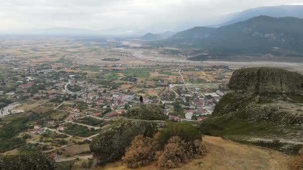 Person Standing Cliff Kalabaka Town Meteora Grécia Vista Aérea Paisagem — Vídeo de Stock