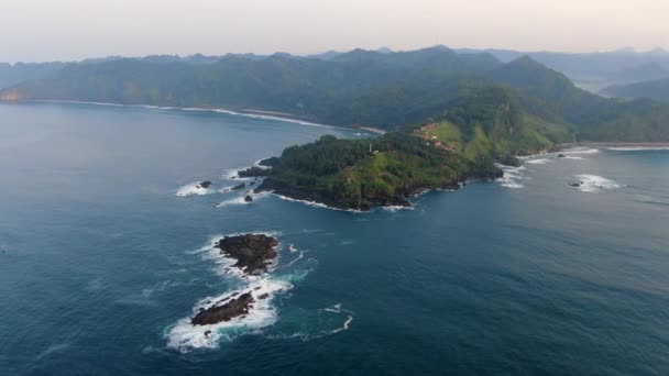 Bujne Postrzępione Wybrzeże Pobliżu Plaży Menganti Kebumen Indonezja Krążąca Aeria — Wideo stockowe