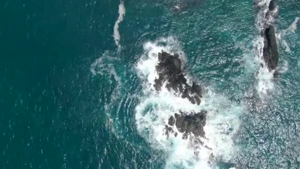Cima Para Baixo Sobre Ondas Mar Colidindo Costa Rochosa Perto — Vídeo de Stock