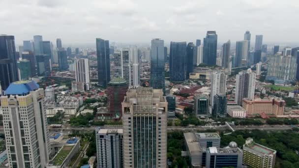 Drone Voando Sobre Arranha Céus Cidade Jacarta Indonésia Anteprojecto Aéreo — Vídeo de Stock