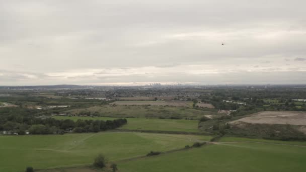 Gyrohelikoptéra Sestupuje Polích Londýnským Panoramatem Jako Pozadí — Stock video