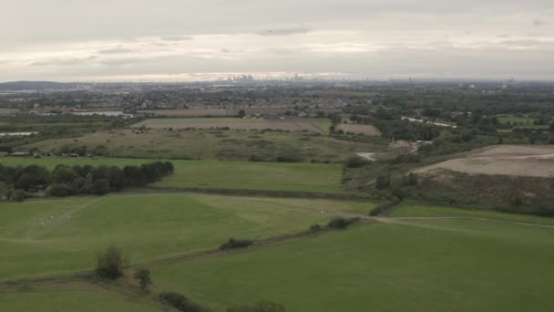 Gyrocopter Vliegt Links Naar Rechts Omlaag Velden Met London Skyline — Stockvideo