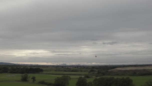 Gyrocopter Betritt Szene Als Drohne Mit London Der Ferne Aufsteigt — Stockvideo