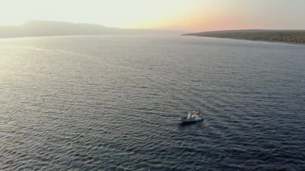 Letecký Dron Záběr Rychlostní Člun Plující Oceánu — Stock video
