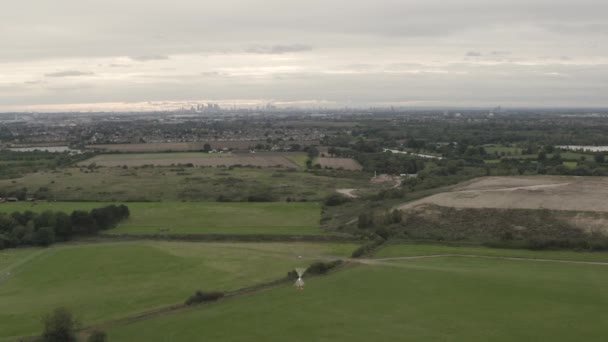 Gyrocopter Dringt Schussmitte Ein Fliegt Über Felder Mit Londons Skyline — Stockvideo