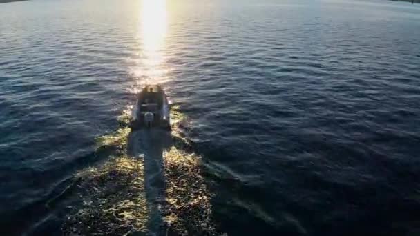 对漂浮在海面上的快艇的无人驾驶飞机射击 — 图库视频影像