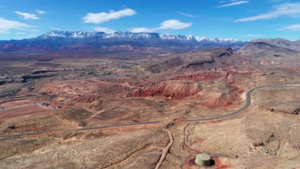 Drone Disparo Una Carretera Concurrida Desierto Con Montañas Distancia — Vídeos de Stock