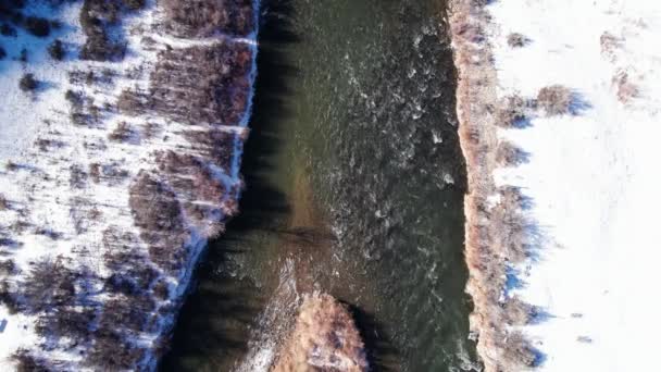Durgun Dron Görüntüsü Karlı Bir Nehirde Hızla Akan Akıntılara Bakıyor — Stok video