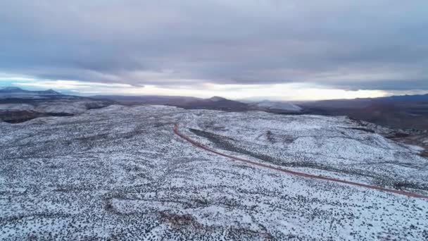 Strzał Drona Latającego Nad Pokrytą Śniegiem Pustynią Patrzącego Nad Urwiskiem — Wideo stockowe
