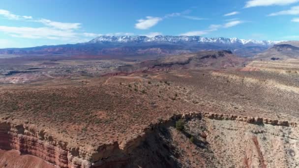 Drone Disparo Una Gran Meseta Desierto Con Montañas Distancia — Vídeos de Stock