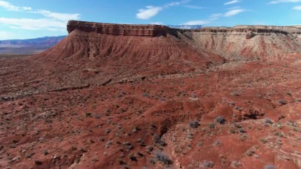 Disparo Dron Subiendo Sobre Cima Una Meseta Revelando Montañas — Vídeos de Stock