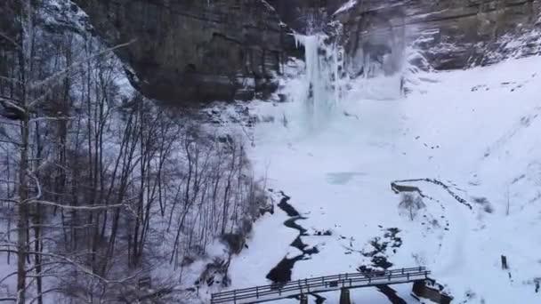 Taughannock Falls Overlook Położony Ulisses Nowy Jork Wodospad Wąwóz Składają — Wideo stockowe