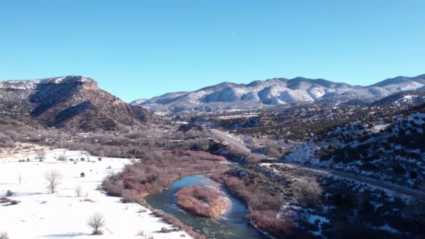 Spostamento Panoramica Drone Colpo Una Strada Tranquilla Con Fiume Accanto — Video Stock