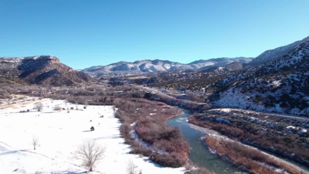 Drone Vista Aérea Una Carretera Con Río Montañas Que Rodean — Vídeo de stock