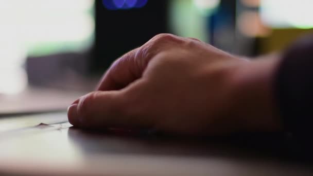 Elegante Close Mão Homem Batendo Seus Dedos Lentamente Uma Mesa — Vídeo de Stock