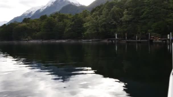 Hermoso Lago Con Montañas Nevadas Parque Nacional Fiordland Durante Paseo — Vídeo de stock