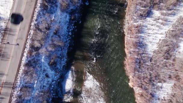 Vista Aérea Drone Olhando Para Baixo Rio Com Uma Estrada — Vídeo de Stock