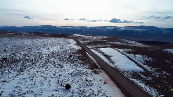 Drone Tiro Uma Estrada Longa Reta Topo Uma Montanha Com — Vídeo de Stock