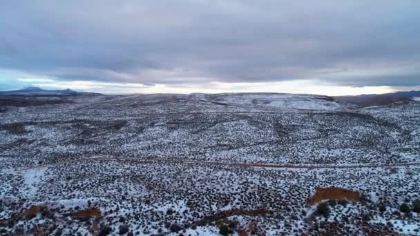 Drone Aéreo Disparado Sobre Desierto Nevado Día Nublado Utah — Vídeos de Stock