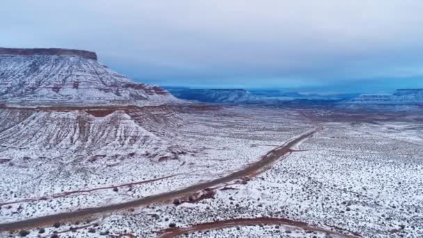 Drone Aéreo Disparado Acima Uma Estrada Deserto Coberto Neve — Vídeo de Stock