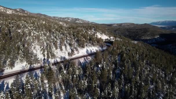 Dağın Etrafını Saran Bir Otoyolun Insansız Hava Aracı Görüntüsü — Stok video