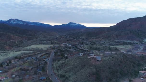 Drone Shot Volant Milieu Springdale Utah Par Une Soirée Nuageuse — Video