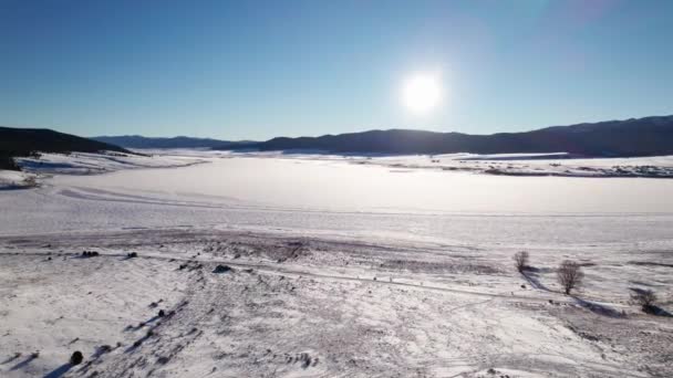 Luchtfoto Van Een Bevroren Meer Winter Een Zonnige Dag — Stockvideo